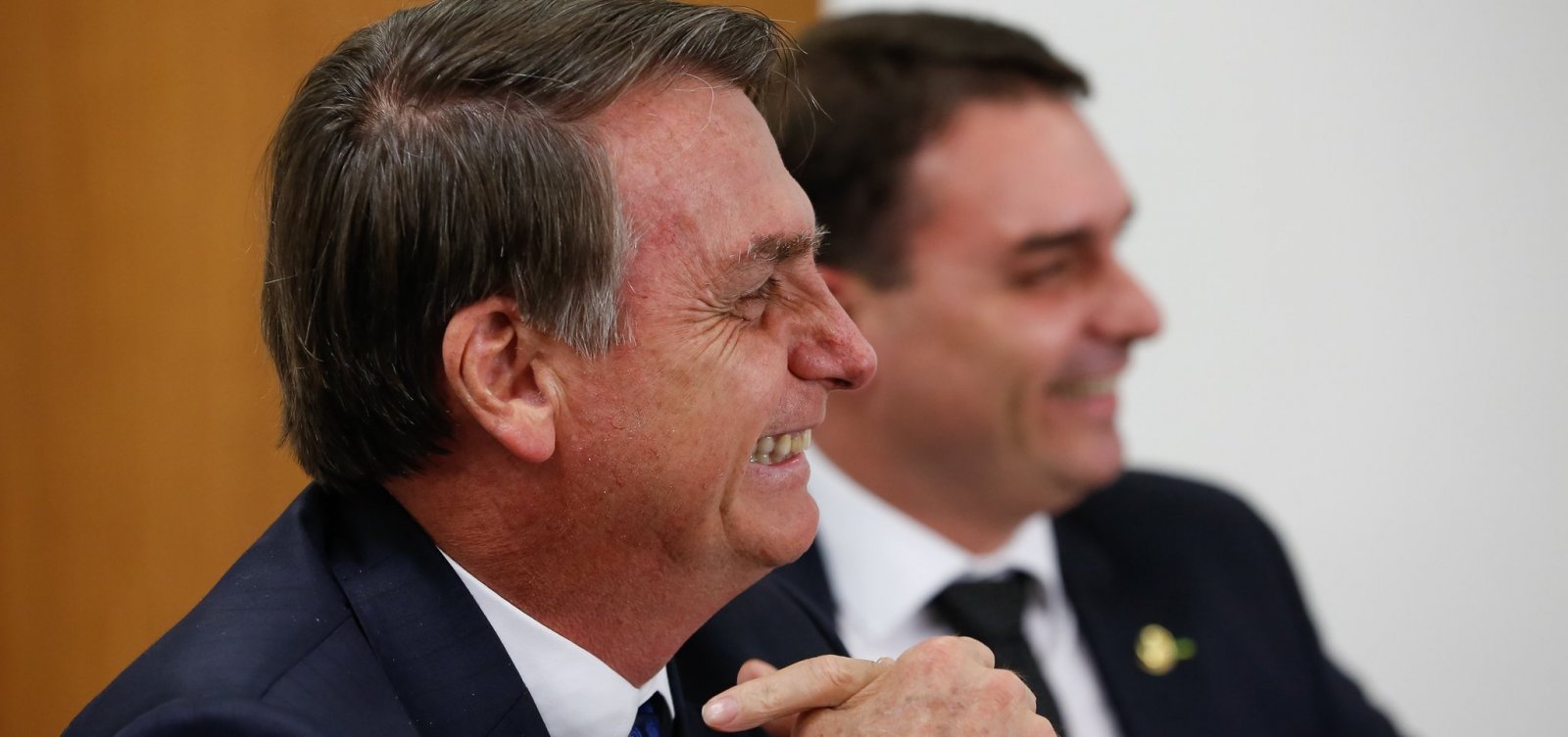 Sem registrar em agenda, Bolsonaro recebeu advogados de Flávio Bolsonaro para discutir caso Queiroz