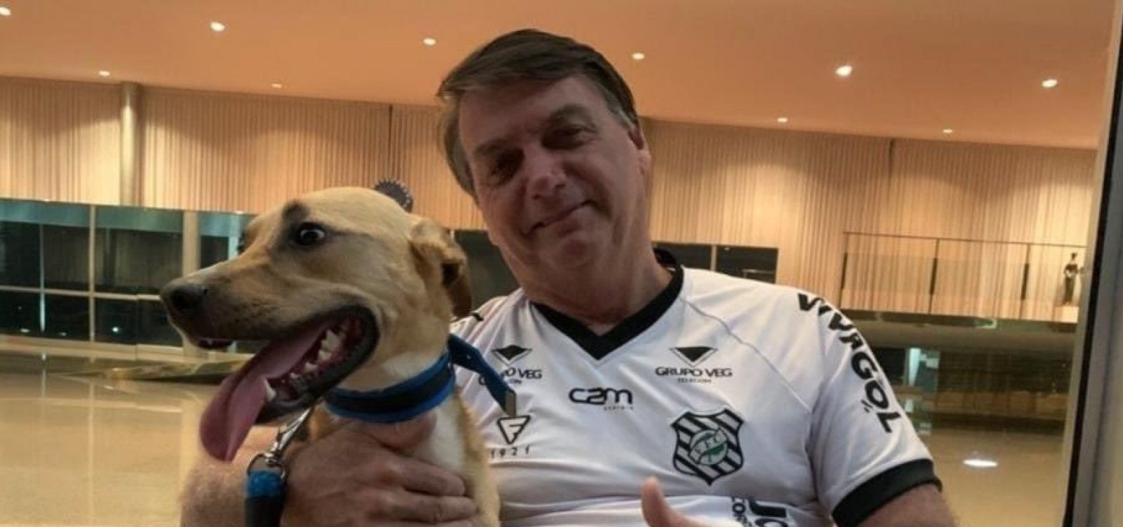 Bolsonaro posta foto ao lado de cão e diz: 'Vacina obrigatória só no Faísca'