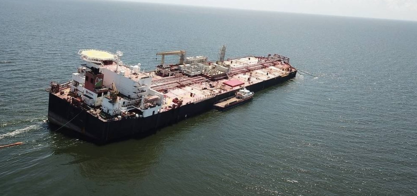 ONG alerta sobre petroleiro inclinado a mil quilômetros da costa brasileira