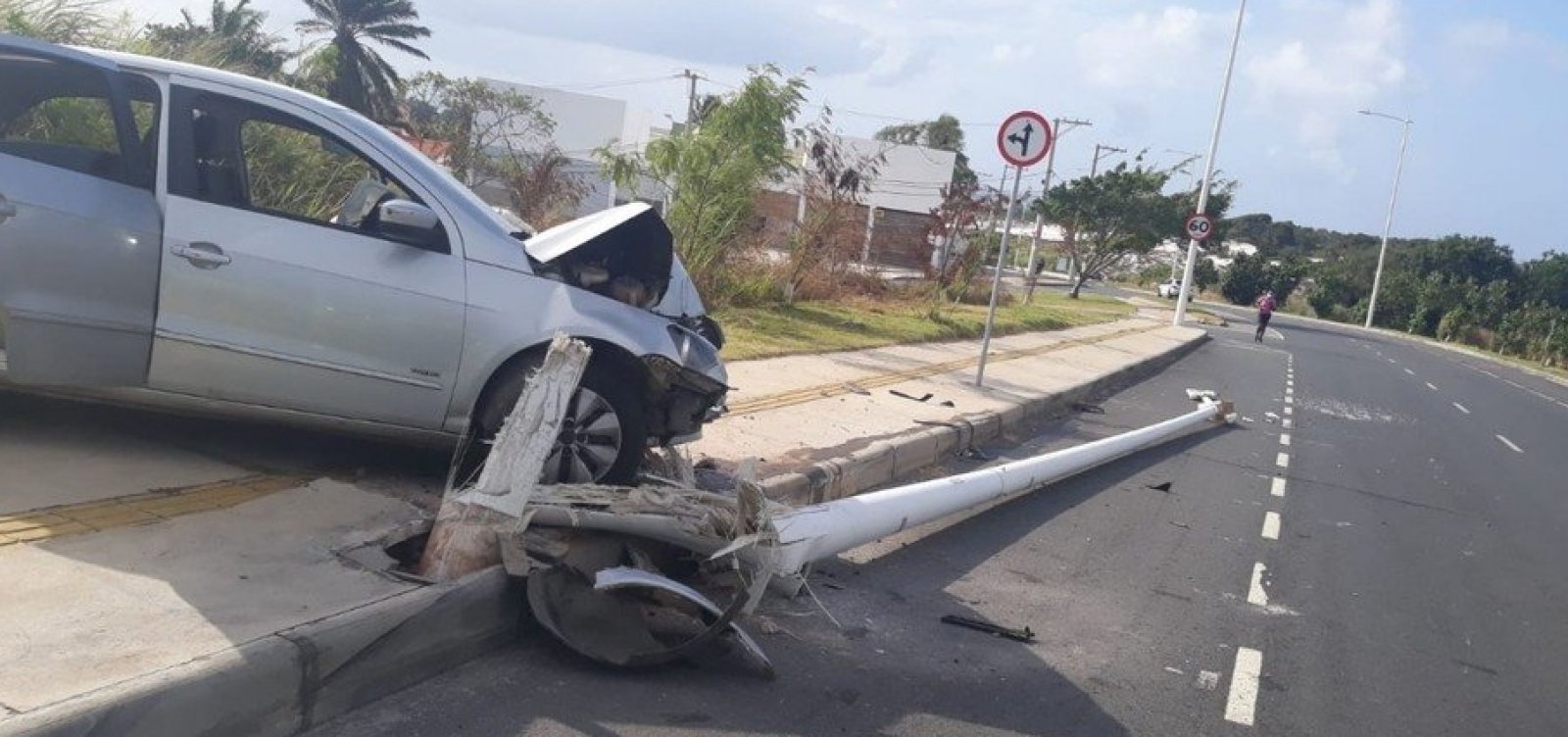 Carro derruba poste após batida na Avenida Mãe Stella de Oxóssi