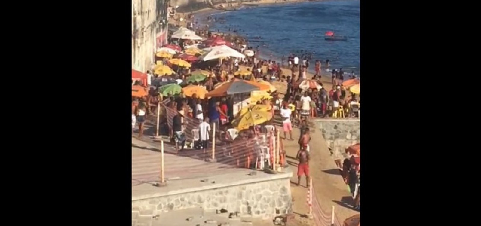 Sem fiscalização da Guarda Municipal, banhistas lotam praias de Salvador no final de semana