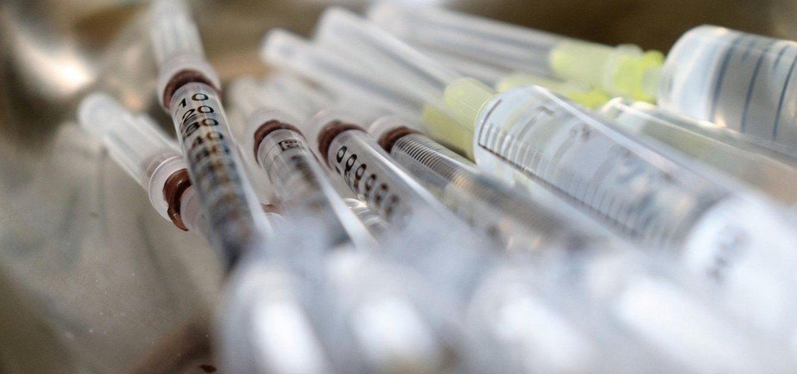 Oxford diz que vacina induziu 'fortes respostas imunes' em idosos na fase 2