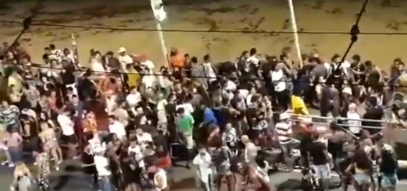 Vídeo registra centenas de pessoas se aglomerando no Rio Vermelho; assista
