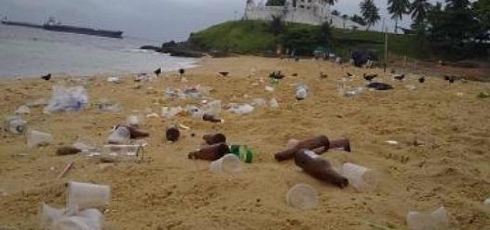 Após aglomeração, praia na Cidade Baixa fica coberta por lixo