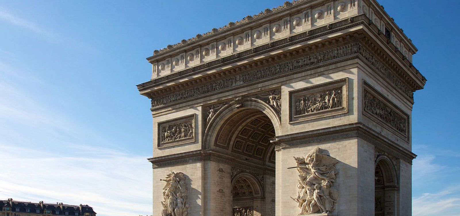 Paris: Arco do Triunfo é evacuado após ameaça de explosão 