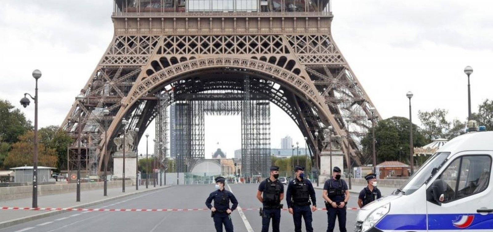 Dupla evacuação em Paris: Torre Eiffel é evacuada após descoberta de bolsa cheia de munição  