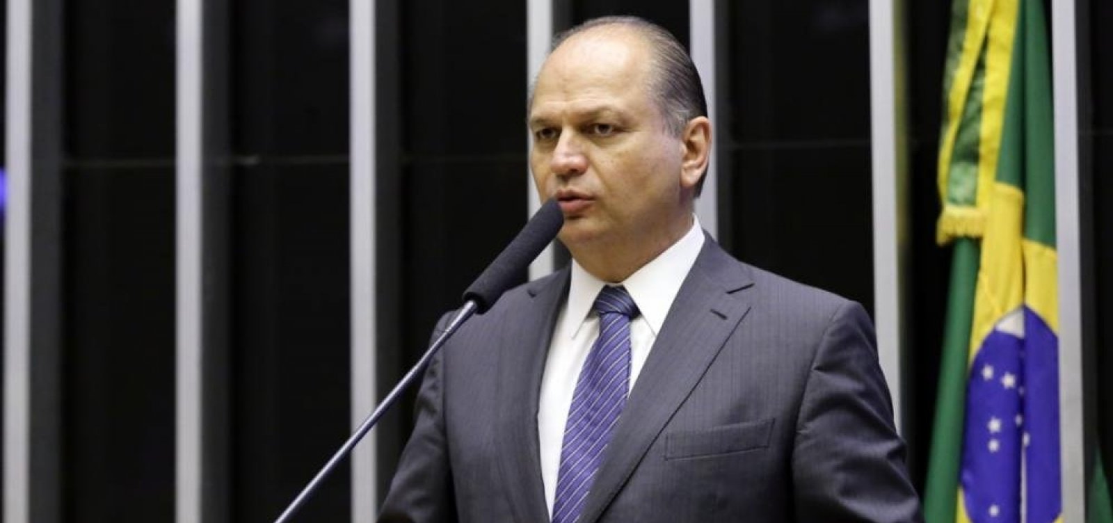 Líder do governo diz que apresenta projeto de Constituinte antes de eleição