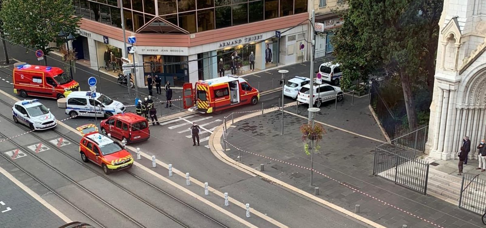 Ataque com faca em Nice deixa três mortos e vários feridos