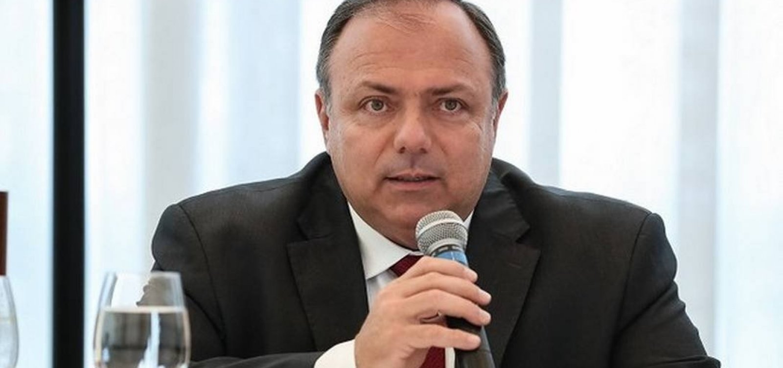Com Covid-19, ministro da Saúde Pazuello é internado em Brasília