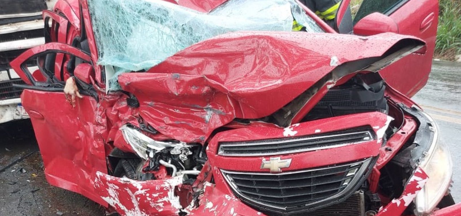 Batida entre carro e caminhão deixa duas mulheres mortas e uma ferida em Itabuna