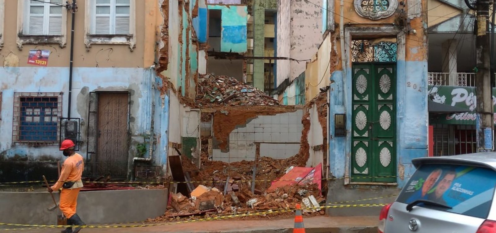 Parte de casarão desaba na Avenida Joana Angélica