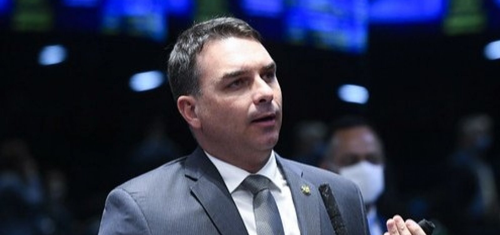 Ex-assessora de Flávio Bolsonaro confessa rachadinha e repasse de valores para Queiroz