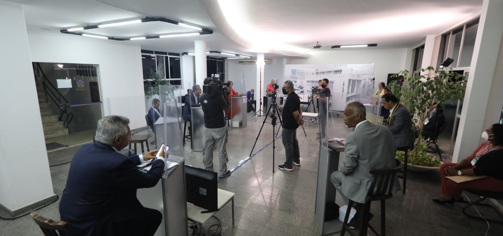 Com ausência de Bruno Reis, candidatos atacam líder nas pesquisas em último debate eleitoral