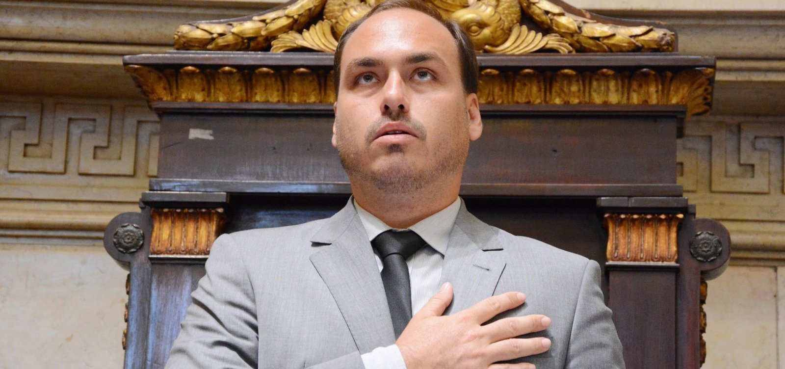 Funcionários fantasmas: MP está próximo de concluir investigação contra Carlos Bolsonaro