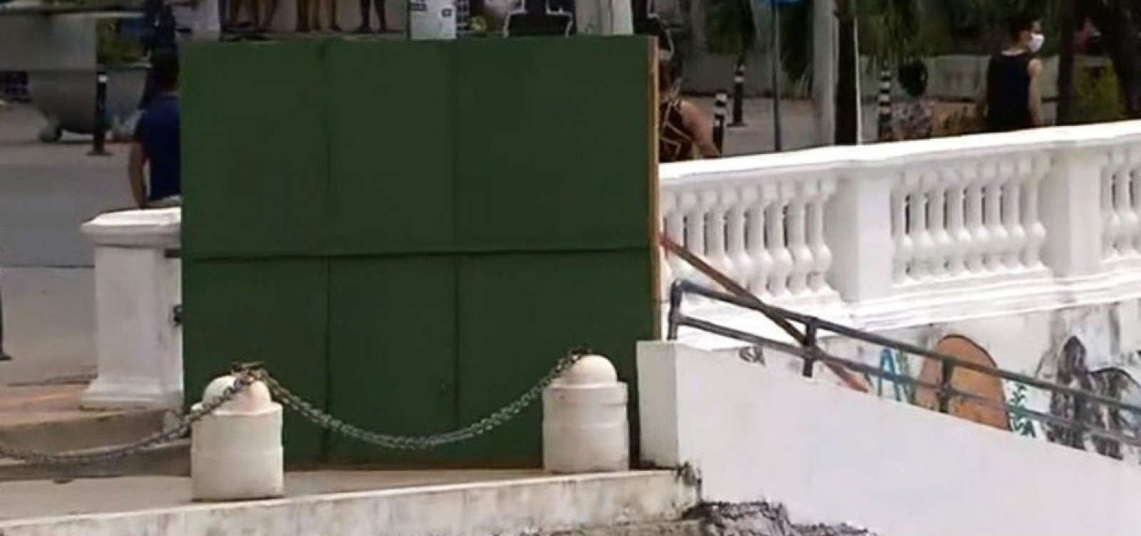 Um dia após reabertura, praia do Porto da Barra tem acessos fechados pela Guarda Municipal